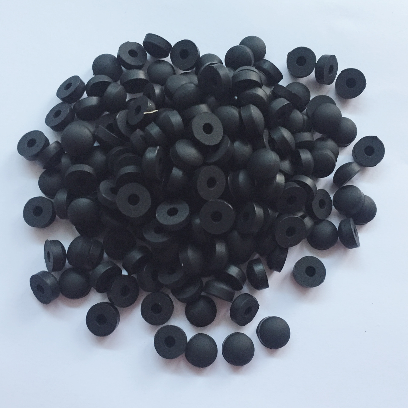 工業(yè)用橡膠制品 監(jiān)控?cái)z像保護(hù)套與硅膠尾套的精密制造與應(yīng)用