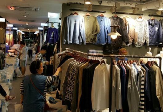 從服裝小店到批發女王 一次轉型，讓她的生意火遍全城
